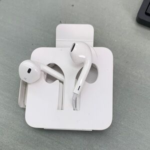 Apple White Wired Earphones NWOT